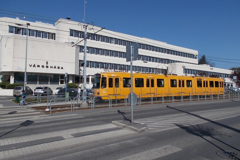 Sárga 50-es villamos az Üllői úton a XVIII. kerületi városháza előtt