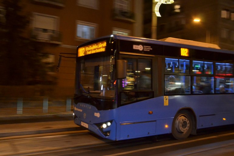 Kék busz egy budapesti utcán éjszaka