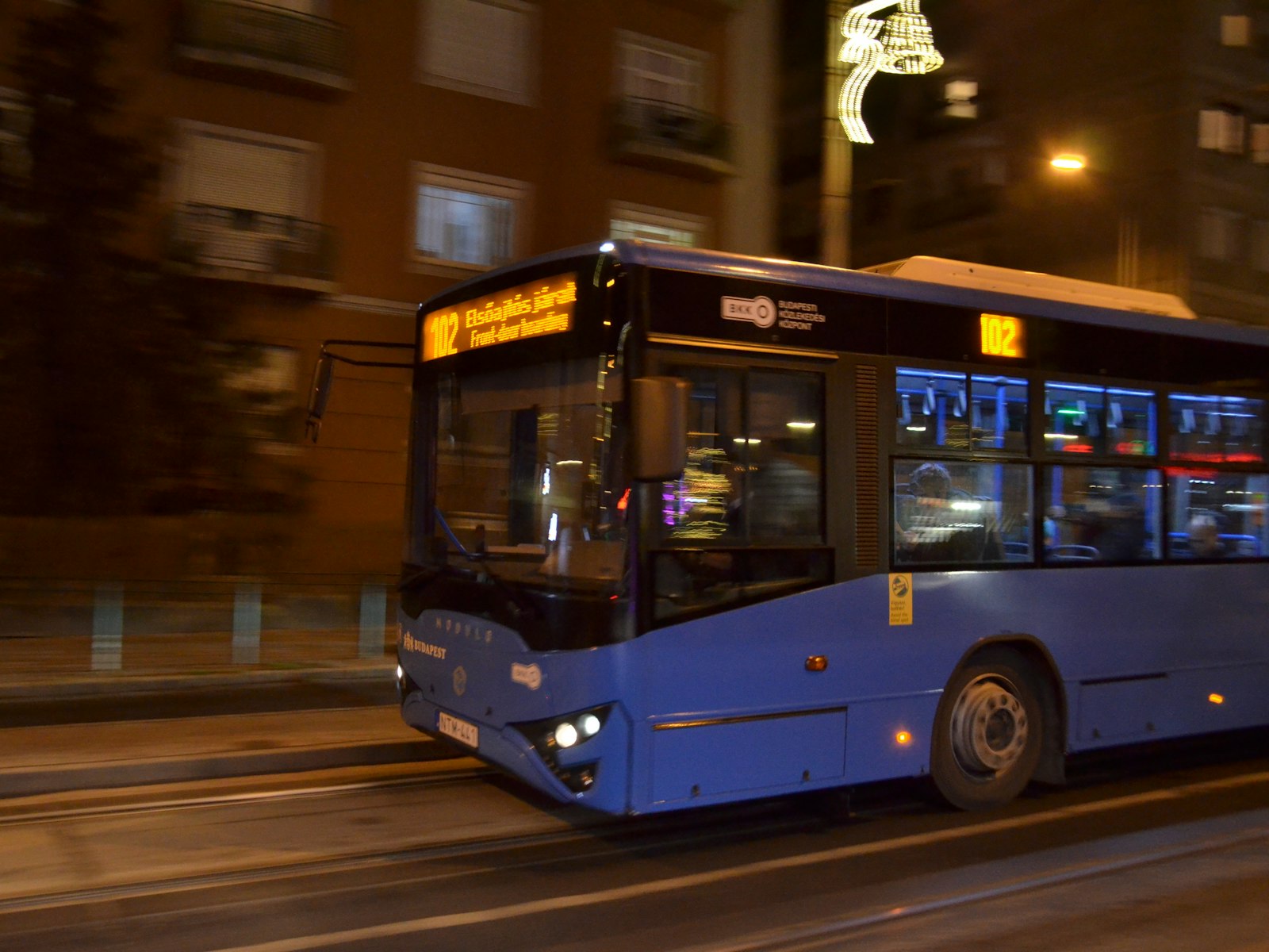 Kék busz egy budapesti utcán éjszaka
