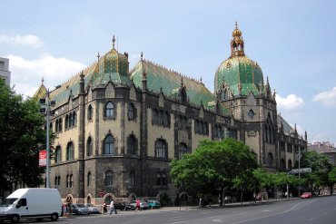 Az Iparművészeti Múzeum Lechner Ödön tervezte főhomlokzata Zsolnay-kerámia tetővel az Üllői úton